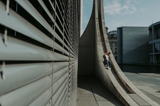 写真 建物の上に座っている女性が目を遮っている