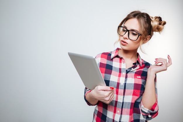 Photo woman in shirt and eyeglasses using tablet computer