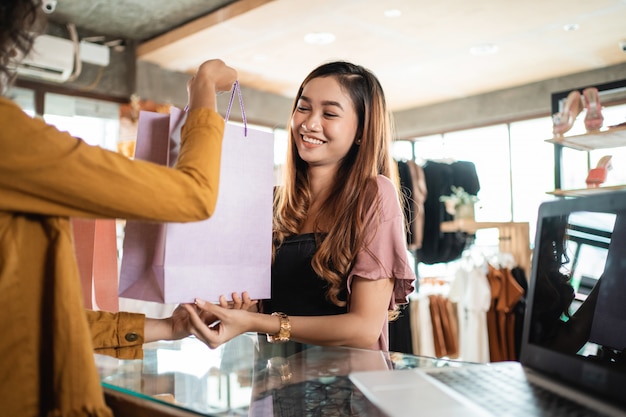 Acquisto della donna al negozio di boutique nel mal