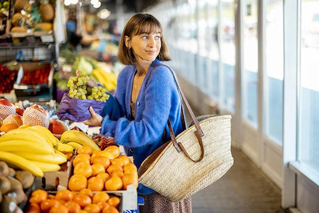 市場で食べ物を買い物する女性