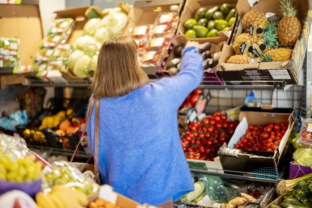 Foto donna che acquista cibo al mercato