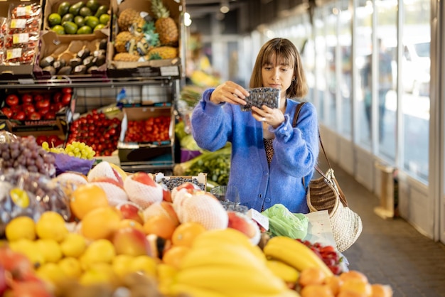 市場で食べ物を買い物する女性