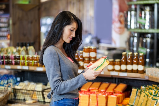 Женщина покупает продукты