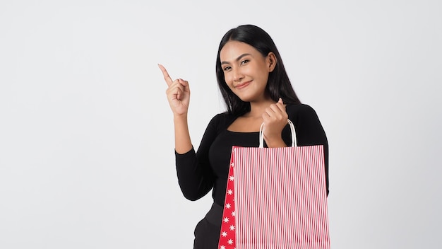 Acquisto della donna che tiene i sacchetti della spesa rossi isolati.