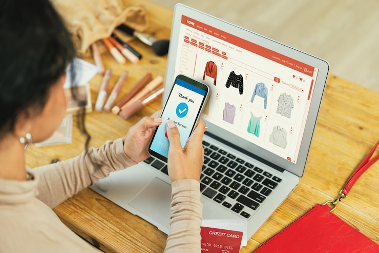 Photo 女性がインターネットマーケットプレイスでオンラインショッピングし重要な売り物を探しています