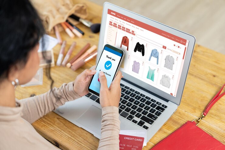 Photo 女性がインターネットマーケットプレイスでオンラインショッピングし重要な売り物を探しています