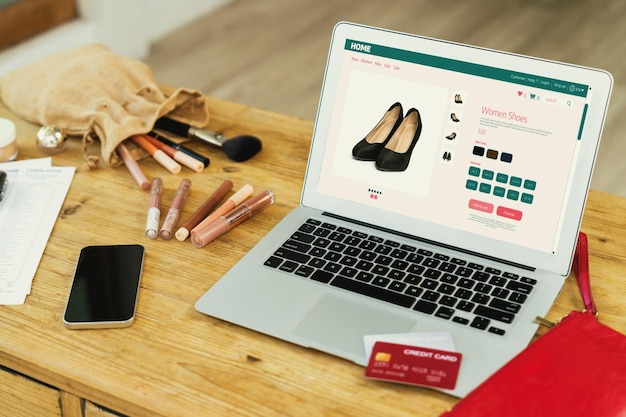 인터넷 시장에서 온라인 쇼핑을 하는 여성은 현대적인 라이프스타일에 맞는 판매 품목을 검색하고 중요한 사이버 보안 소프트웨어로 보호되는 지갑에서 온라인 결제를 위해 신용 카드를 사용합니다.