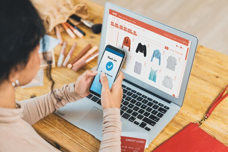Photo 現代のライフスタイルに合わせたセール品をインターネット市場で閲覧し、重要なサイバーセキュリティソフトウェアで保護された財布からオンライン支払いにクレジットカードを使用してオンラインで買い物をする女性