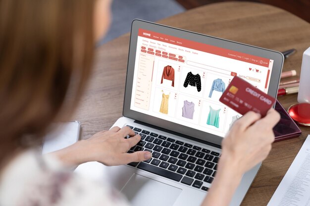 Женщина покупает онлайн на интернет-рынке, ищет самые продаваемые товары