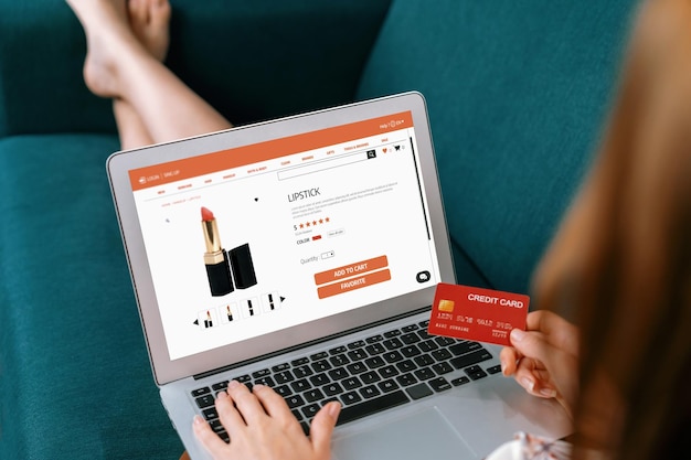Женщина покупает онлайн на интернет-рынке, ищет самые продаваемые товары