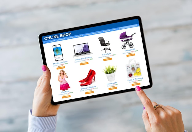 Photo woman shopping on online store by using tablet computer