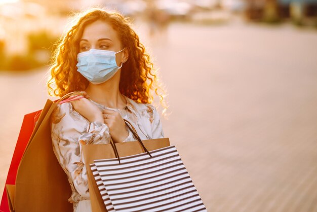 Photo woman in shopping young girl in protective sterile medical mask on her face