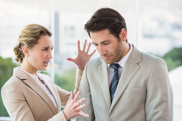 Photo woman shouting at male colleague