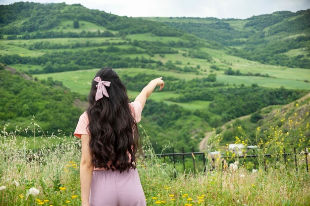 Foto la donna mostra una bella montagna