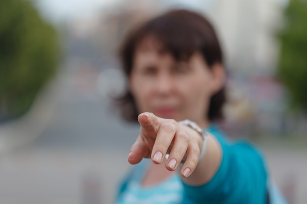 Foto la donna ti mostra qualcosa