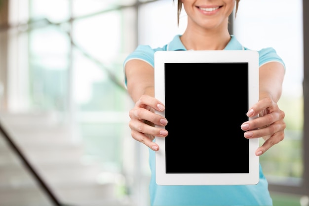 デジタルタブレットの黒い画面を示す女性