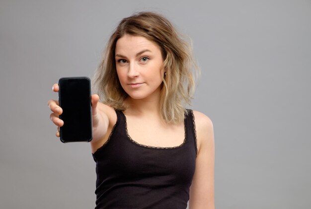 Photo woman showing blank smartphone screen