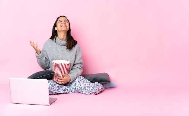 Woman showing a film a a laptop