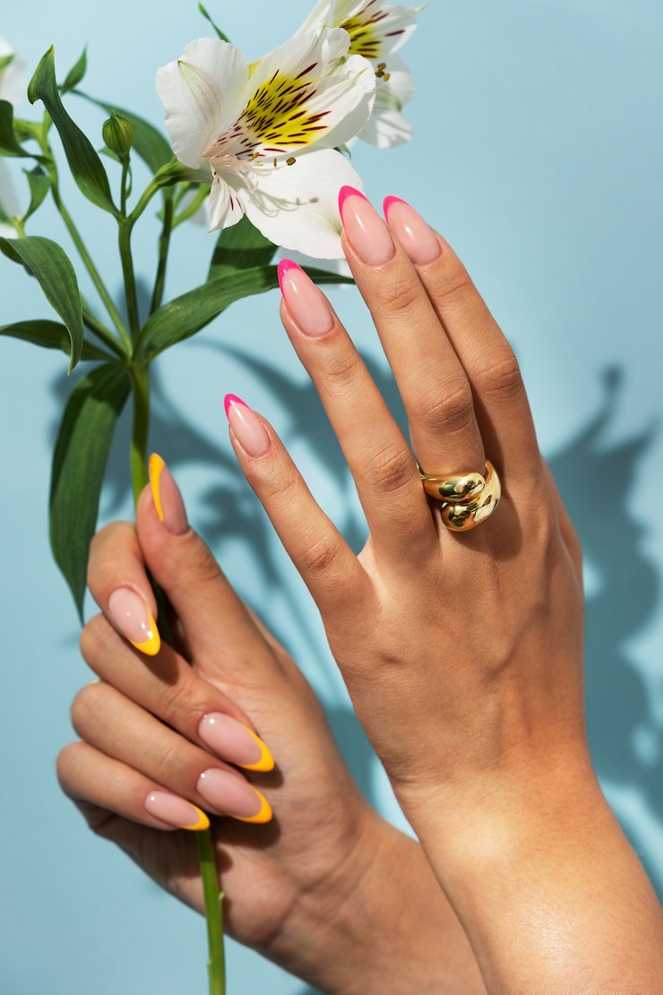 Photo woman showing her nail art on fingernails with flower
