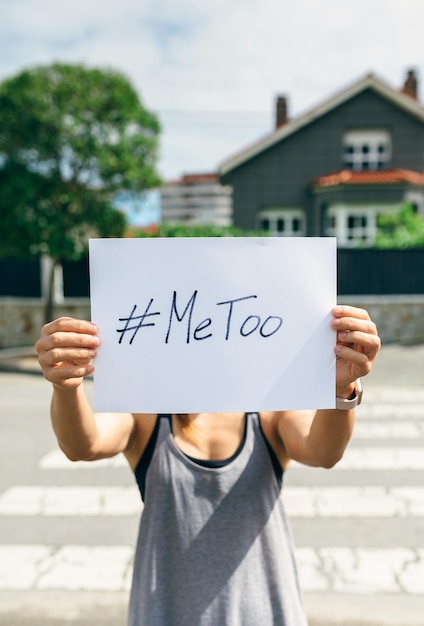 Foto donna che mostra poster con hashtag metoo