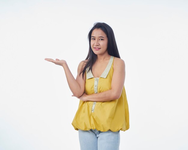 Photo woman showing something on white background