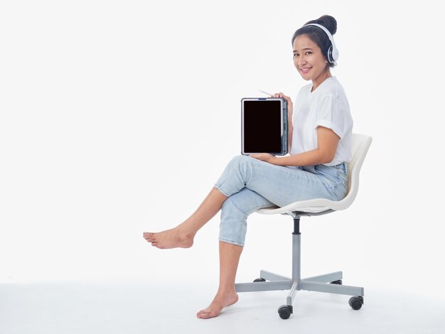 Photo woman showing tablet on white background