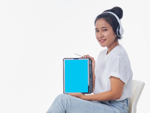 Photo woman showing tablet on white background