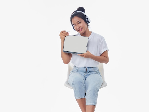 Photo woman showing tablet on white background