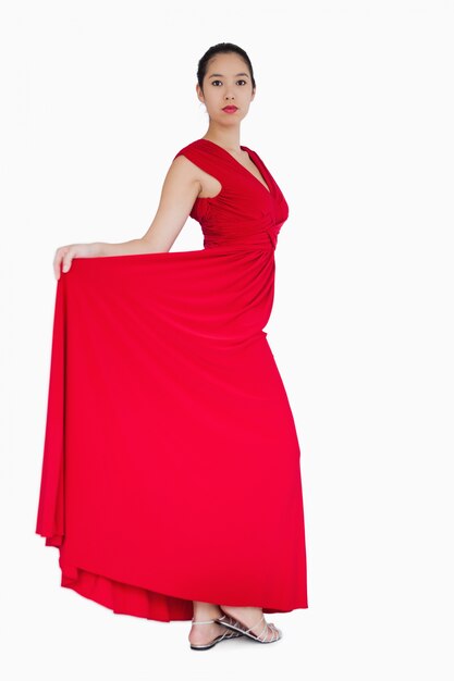 사진 그녀가 입고 빨간 드레스를 보여주는 여자