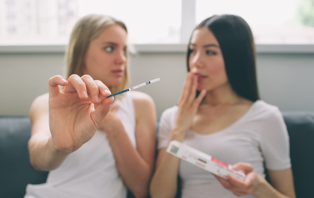 La donna mostra alla sua amica un test di gravidanza