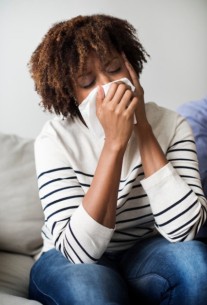 Photo woman sick and sneezing