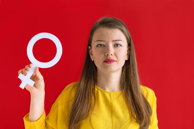 Foto segno di donna lotta contro l'ingiustizia lotta uguaglianza di genere confronto indipendenza potere femminile