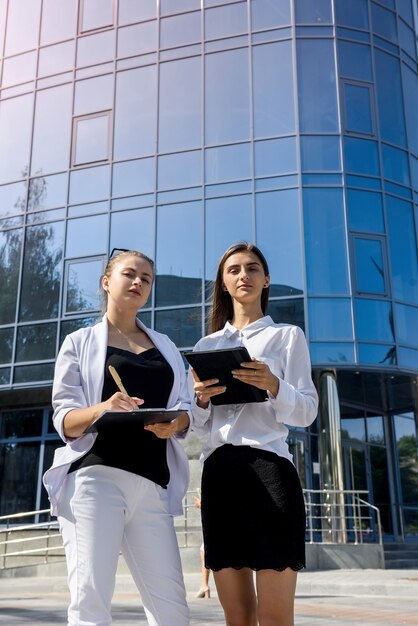 La donna firma un contratto negli appunti