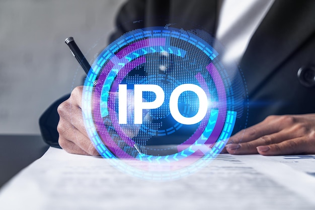 Фото Женщина подписывает соглашение. голограмма значка ipo. концепция инвестиций с двойной экспозицией.