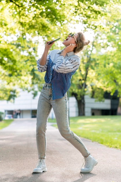 Photo woman singing and dancing long shot