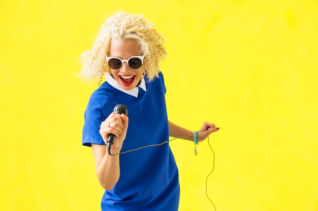 Photo woman singing with microphone