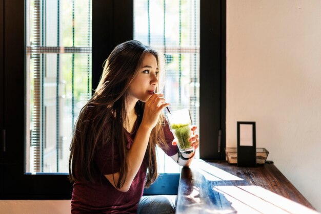 緑茶を飲みながらの女性