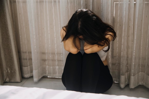 Женщина сидит Депрессия и тревога