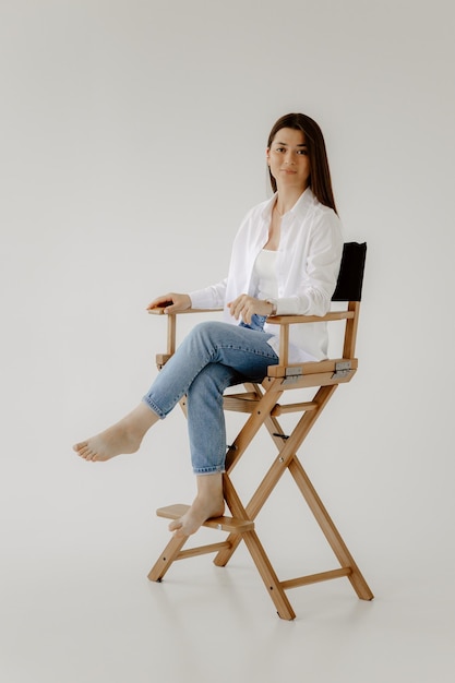 Photo a woman sits in a chair with a bottle of water in her lap