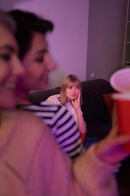 Photo woman sitting alone at party close up