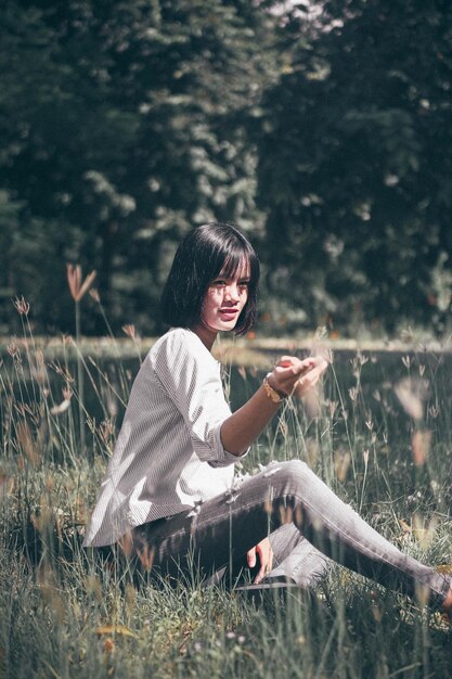 写真 植物の中に座っている女性