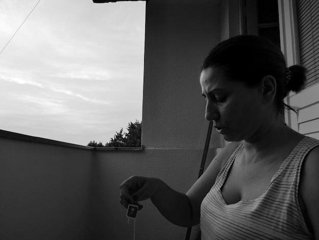 Photo woman sitting in balcony