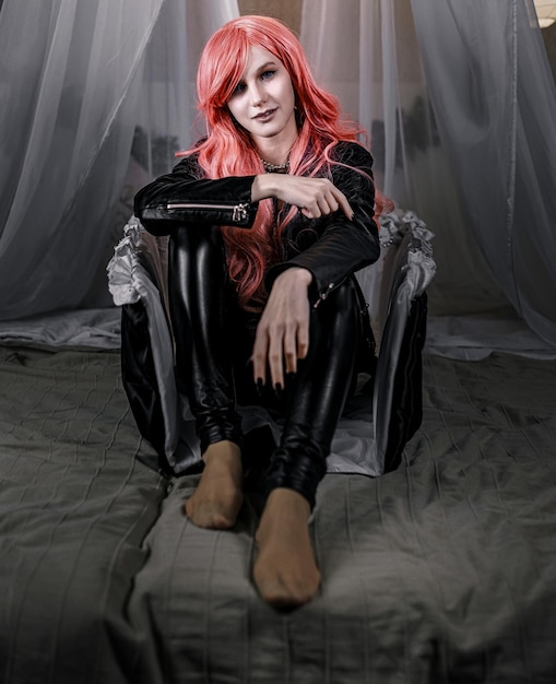 Photo woman sitting on bed in bedroom