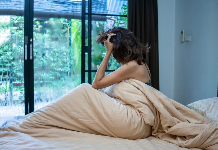 Photo 家のベッドに座っている女性