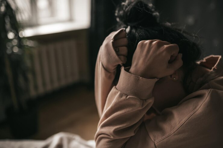 Photo woman sitting on bed at home