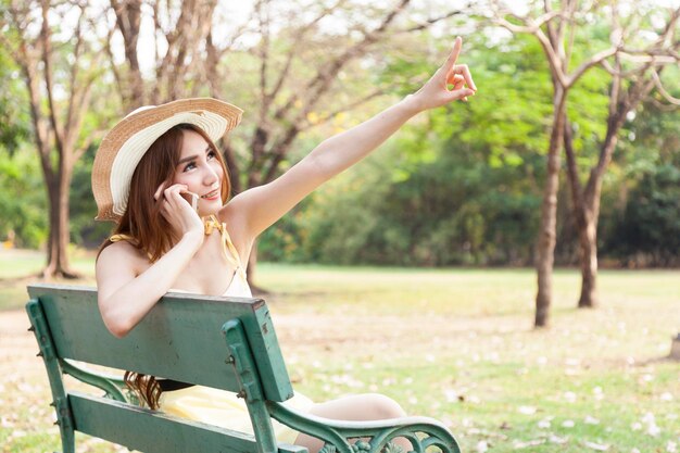 Photo woman sitting on bench at park