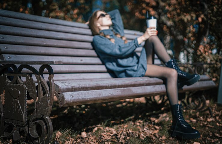 Photo woman sitting on bench in park