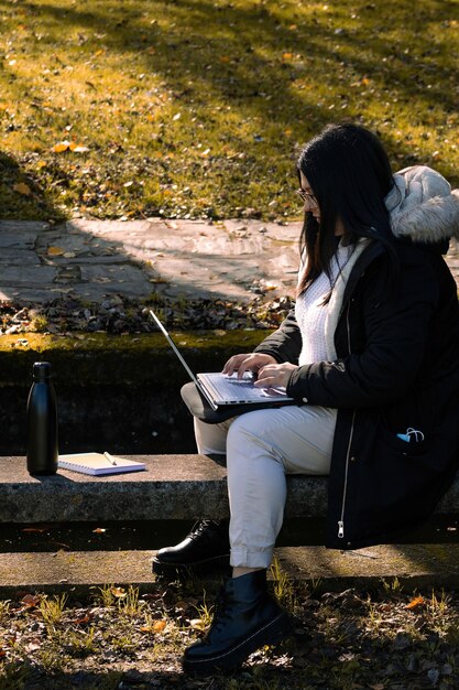 Foto donna seduta su una panchina nel parco