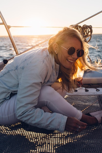 Photo woman sitting in boat on sea against sky