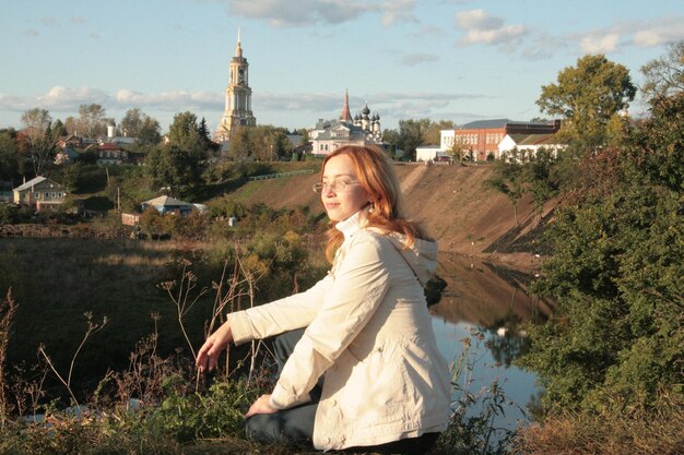 Фото Женщина сидит у озера в городе